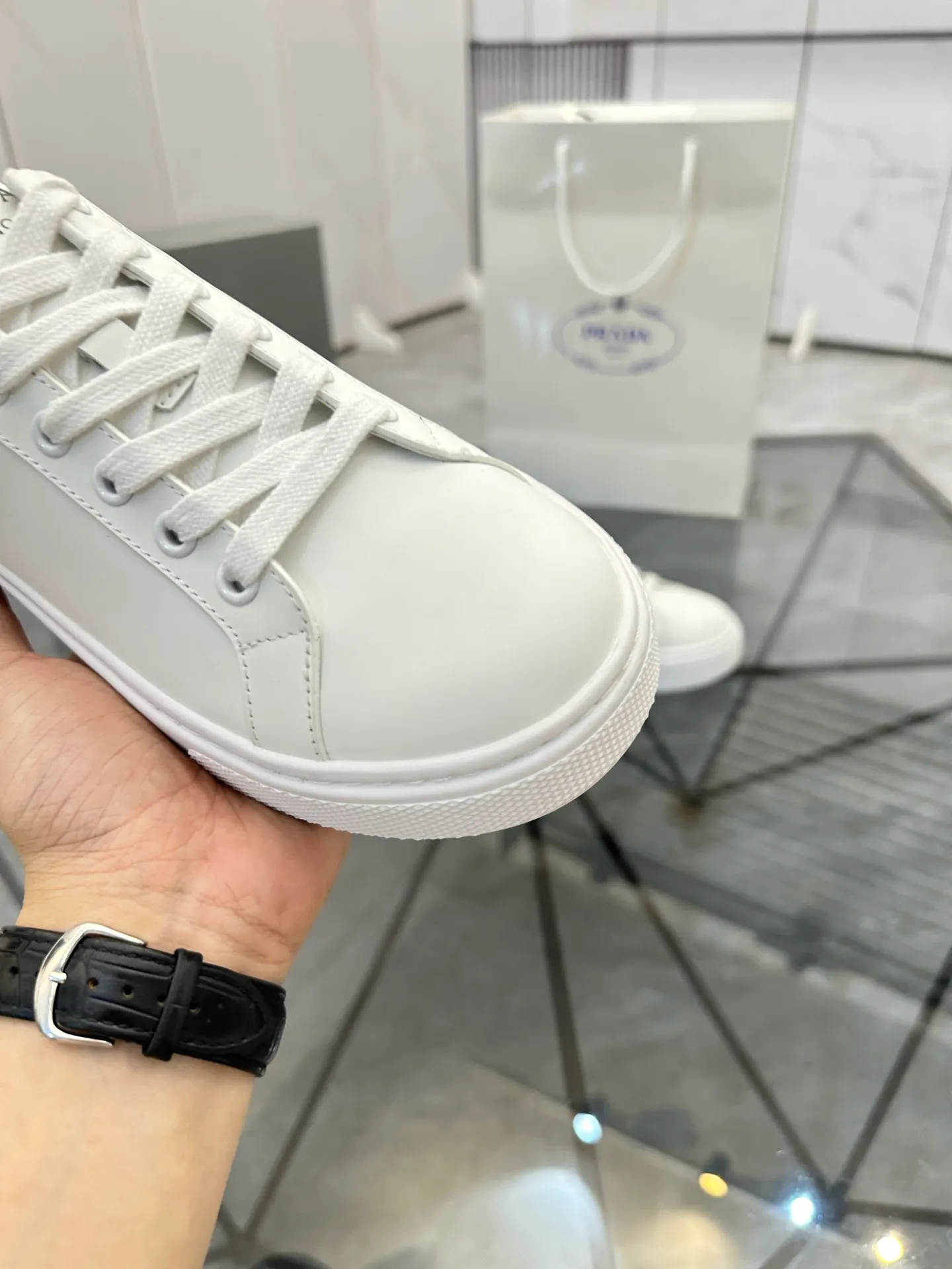 Men's shoes for sale 💰: 💰P520¥ High-end top quality Product trademark: Prada *"Prada*" low-top casual shoes Regular size: 35-45 (can be customized to 46) Couple style Product materials: imported first-layer cowhide leather upper, water-dyed sheep lining, original ultra-light foam outsole. No.: H201